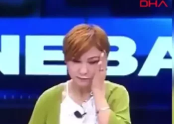 5.9 büyüklüğündeki deprem canlı yayına böyle yansıdı 3 5.9 büyüklüğündeki deprem canlı yayına böyle yansıdı
