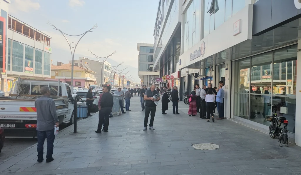 Malatya'da 5,9 büyüklüğünde deprem: Çevre illerden de hissedildi 2 Malatya'da 5,9 büyüklüğünde deprem: Çevre illerden de hissedildi
