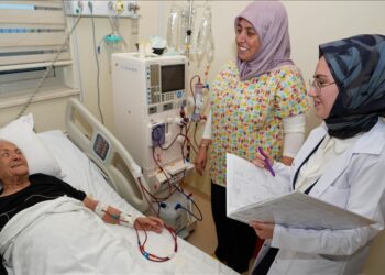 Hemşire olan anne, doktor olan kızıyla aynı hastanede görev yapıyor