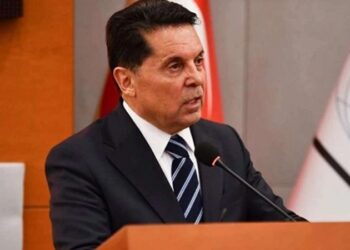 Esenyurt Belediyesi kayyumu ilk olarak Ahmet Özer’in fotoğraflarını kaldırttı