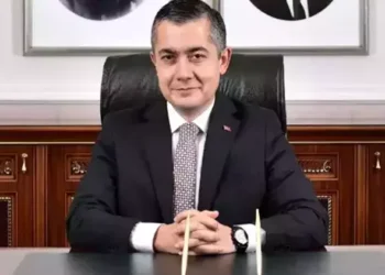Esenyurt Belediyesi kayyumu ilk olarak Ahmet Özer’in fotoğraflarını kaldırttı