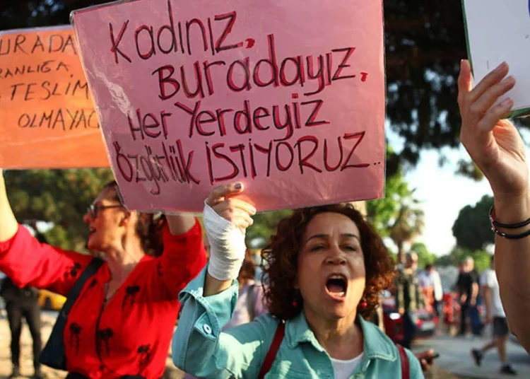 Tepkimiz çok ama göstermelik: Kadına şiddeti ödüllendiriyor, kadını cezalandırıyoruz 1 Tepkimiz çok ama göstermelik: Kadına şiddeti ödüllendiriyor, kadını cezalandırıyoruz