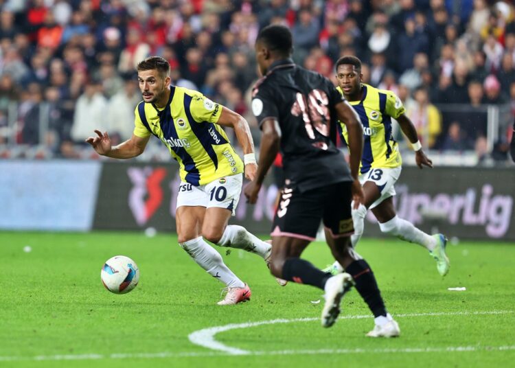 Fenerbahçe son dakikalarda yediği golle yıkıldı: 2-2 1 Fenerbahçe son dakikalarda yediği golle yıkıldı: 2-2