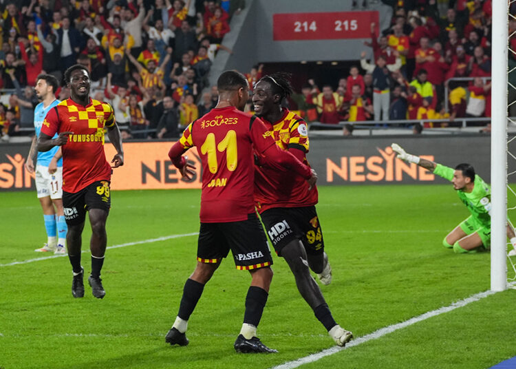 60 dakika 10 kişi oynayan Göztepe, Trabzonspor'u 90+2'de yıktı 1 60 dakika 10 kişi oynayan Göztepe, Trabzonspor’u 90+2’de yıktı