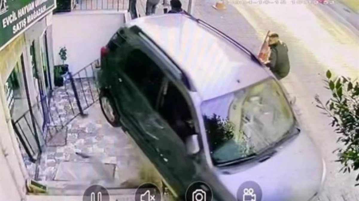 Vitesi karıştıran kadın sürücü, aracını merdiven boşluğuna düşürdü 3 Vitesi karıştıran kadın sürücü, aracını merdiven boşluğuna düşürdü