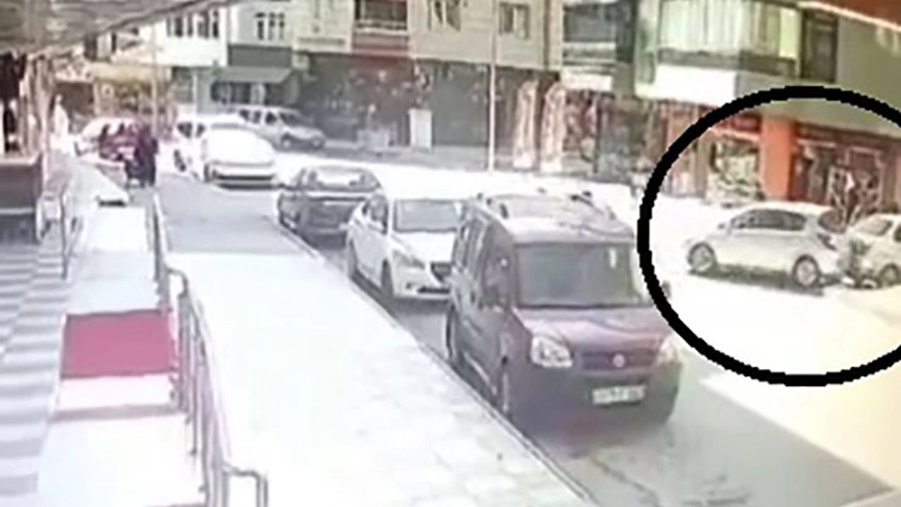 Vitesi karıştıran kadın sürücü, aracını merdiven boşluğuna düşürdü 2 Vitesi karıştıran kadın sürücü, aracını merdiven boşluğuna düşürdü