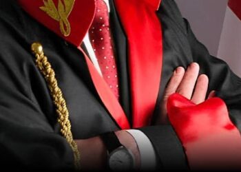 Hakim eşi biyometrik fotoğrafını beğenmedi, iki fotoğrafçı karakola götürüldü