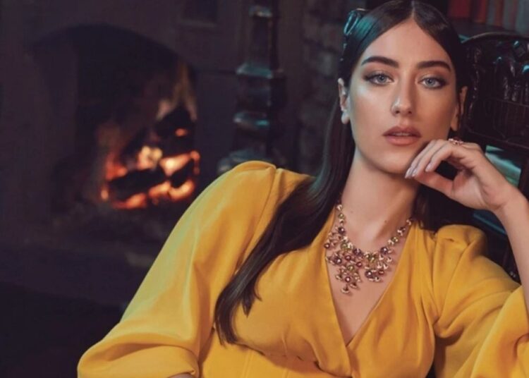 Oyuncu Hazal Kaya: Yaklaşık 1 senedir ben de şiddete maruz kalıyorum 1 Oyuncu Hazal Kaya: Yaklaşık 1 senedir ben de şiddete maruz kalıyorum