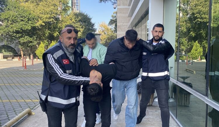 Adına 8 ayrı bankada hesap açıldı… Fark edince paraları polise teslim edip şikayetçi oldu… Dayak yedi