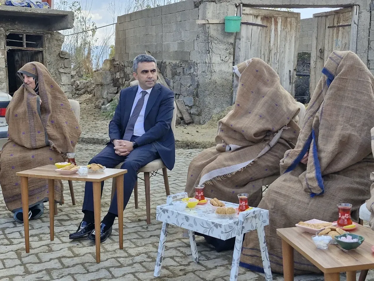 Erzurum Valiliği'nin 'ihramlı kadınlar' paylaşımı tartışma oluşturdu 3 Erzurum Valiliği'nin 'ihramlı kadınlar' paylaşımı tartışma oluşturdu