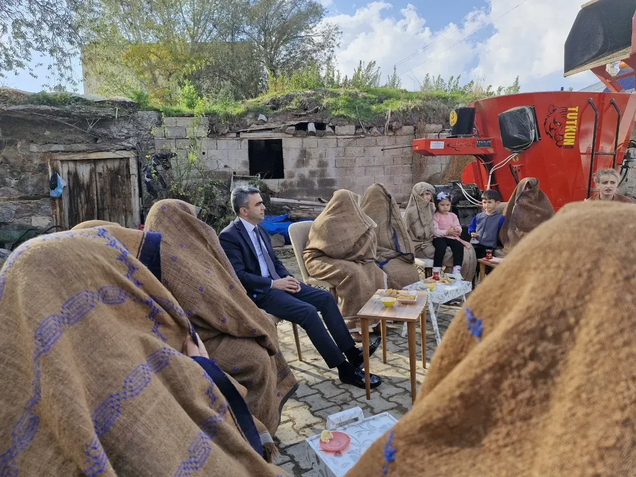 Erzurum Valiliği'nin 'ihramlı kadınlar' paylaşımı tartışma oluşturdu