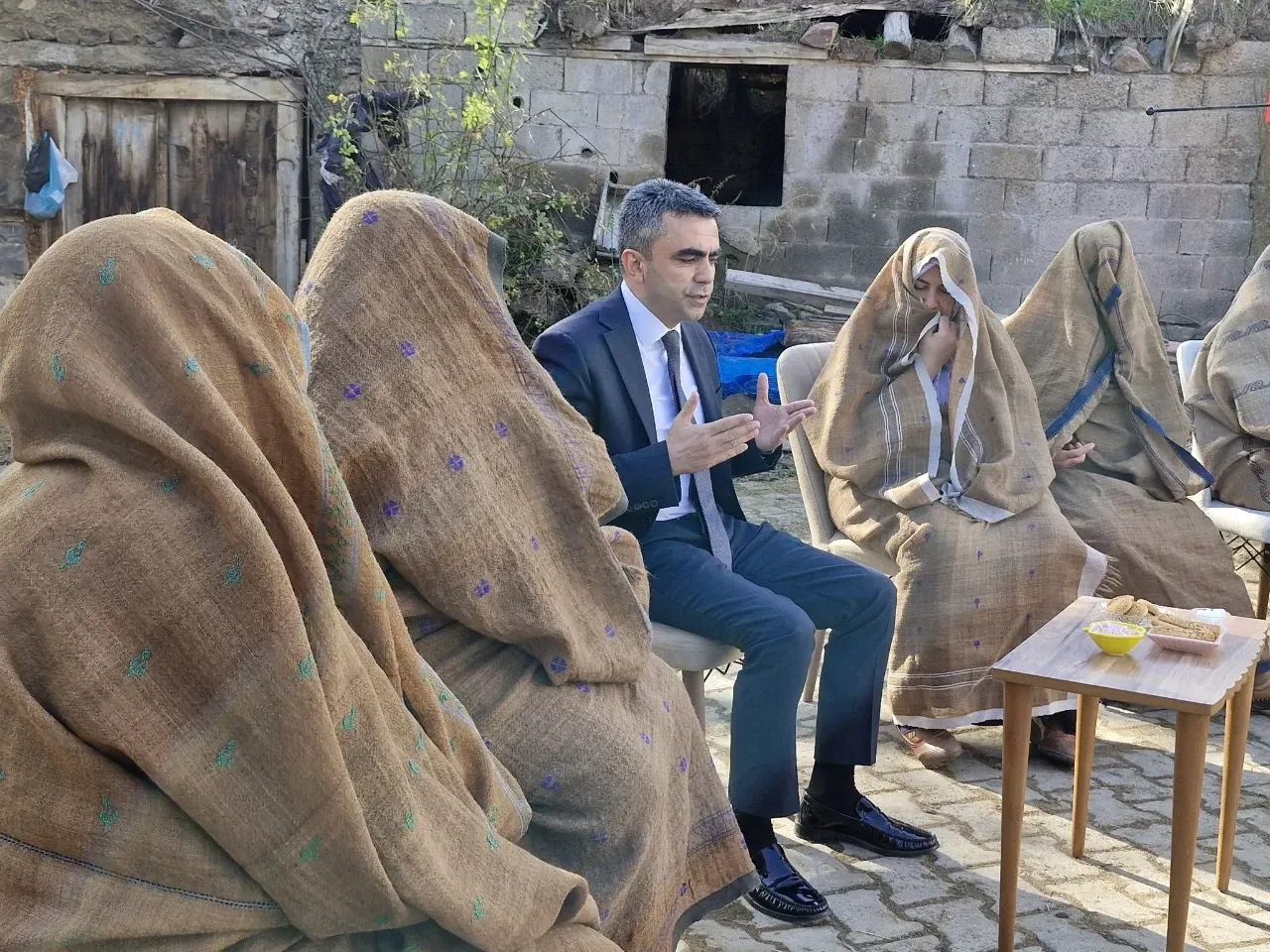 Erzurum Valiliği'nin 'ihramlı kadınlar' paylaşımı tartışma oluşturdu