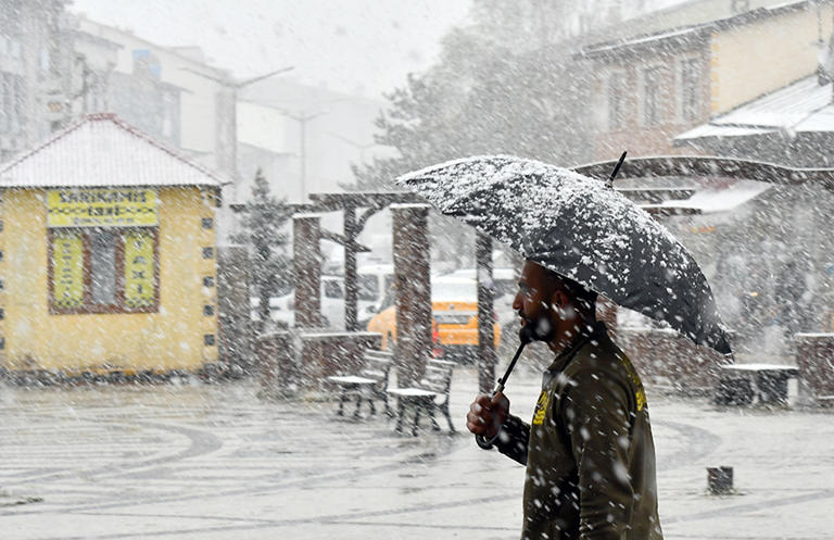 Kars'a mevsimin ilk karı düştü