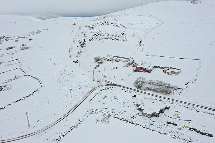 Kars'a mevsimin ilk karı düştü