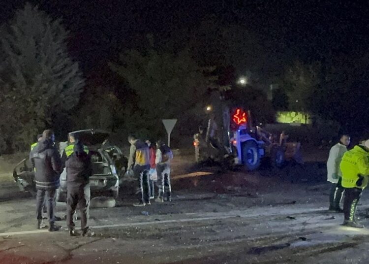 İş makinasına arkadan çarpan araçta bulunan 5 kişi yanarak can verdi 1 İş makinasına arkadan çarpan araçta bulunan 5 kişi yanarak can verdi