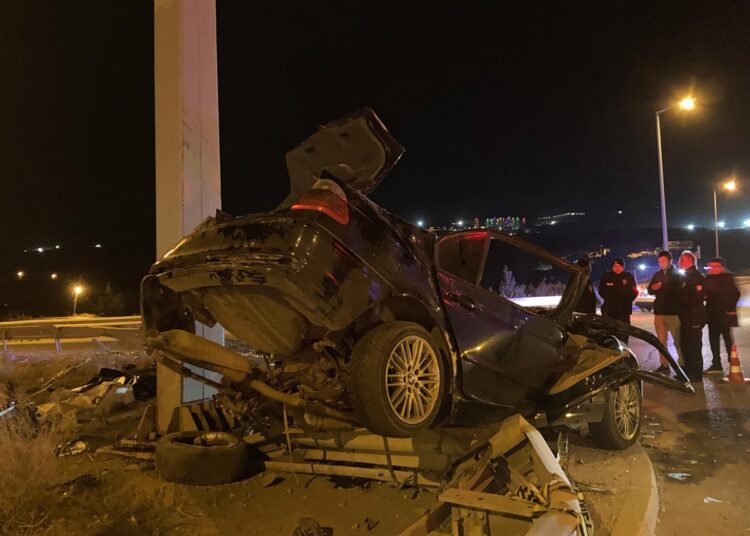 Ankara’da korkunç kaza: Tabelaya çarpan araçtaki 4 kişi hayatını kaybetti 1 Ankara’da korkunç kaza: Tabelaya çarpan araçtaki 4 kişi hayatını kaybetti
