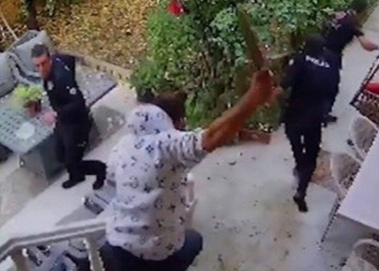 Konya'da polise bıçaklı saldırı! Polis memurunun durumu ağır 1 Konya’da polise bıçaklı saldırı! Polis memurunun durumu ağır
