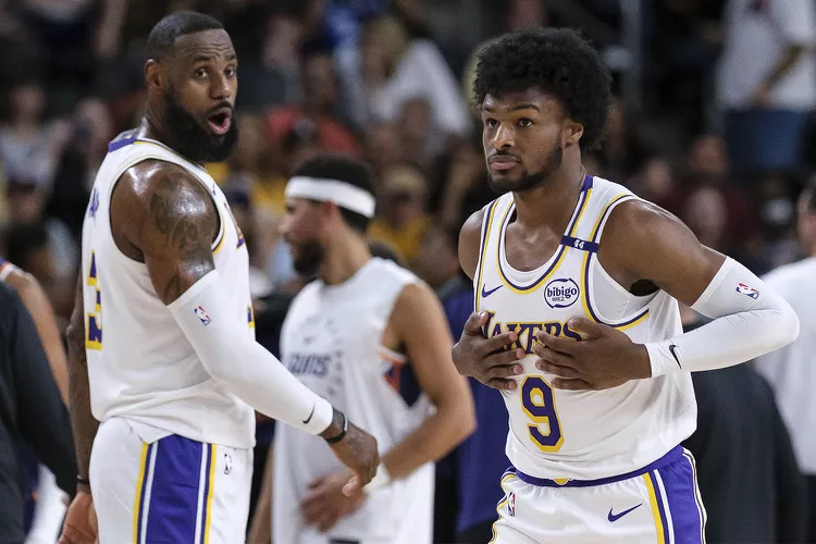NBA tarihinde bir ilk: LeBron James, oğlu ile aynı takımda oynadı