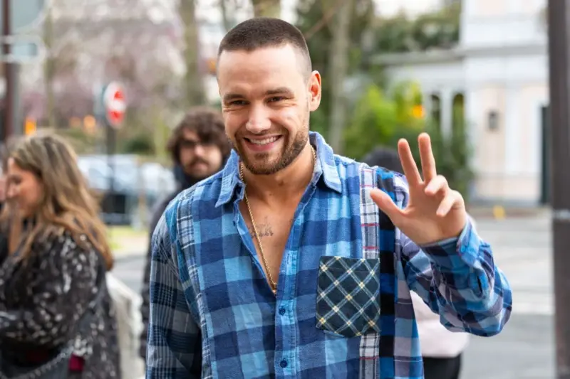 Ünlü şarkıcı Liam Payne, kaldığı otelin balkonundan düşerek hayatını kaybetti! 3 Ünlü şarkıcı Liam Payne, kaldığı otelin balkonundan düşerek hayatını kaybetti!