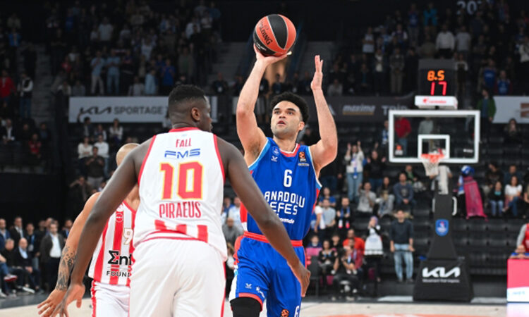 Anadolu Efes, 15 sayı geriye düştüğü Olympiakos maçını çevirmesini bildi 1 Anadolu Efes, 15 sayı geriye düştüğü Olympiakos maçını çevirmesini bildi