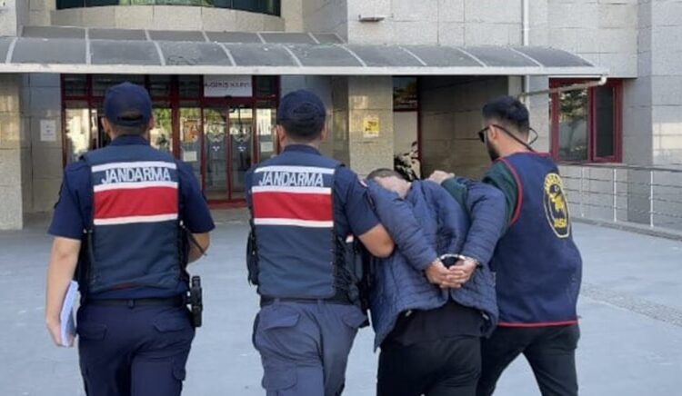 Ambulansa yol vermeyen otomobil sürücüsü O.Ç. tutuklandı 1 Ambulansa yol vermeyen otomobil sürücüsü O.Ç. tutuklandı