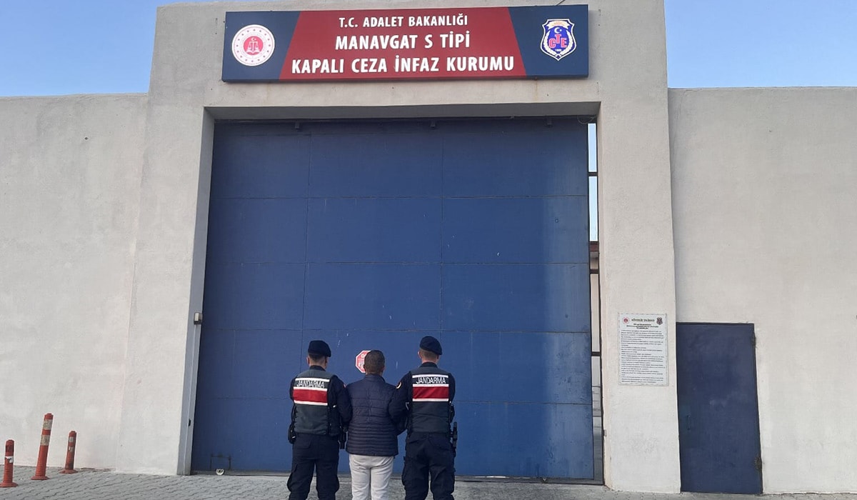 Ambulansa yol vermeyen otomobil sürücüsü O.Ç. tutuklandı 3 Ambulansa yol vermeyen otomobil sürücüsü O.Ç. tutuklandı