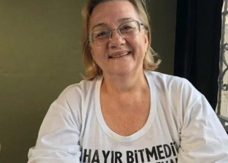 Mücella Yapıcı ve kızına çıplak arama yapan polislere hapis cezası 1 Mücella Yapıcı ve kızına çıplak arama yapan polislere hapis cezası