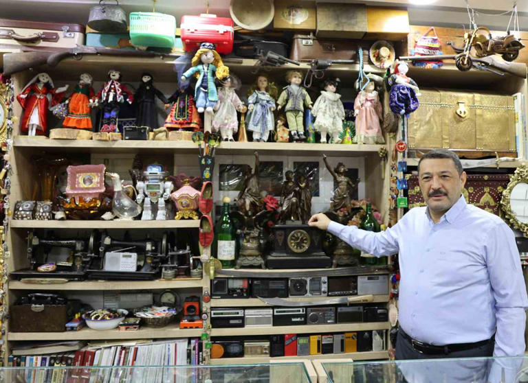 Emlakçı değil adeta antika müzesi