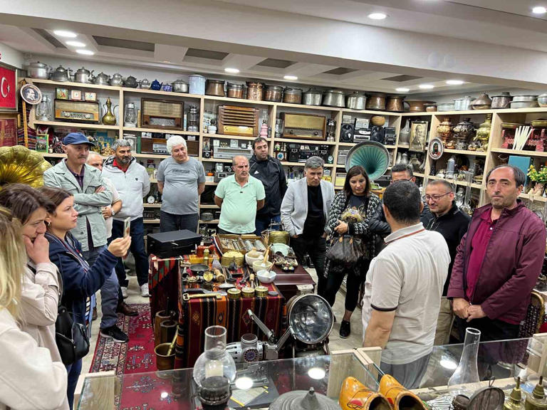 Emlakçı değil adeta antika müzesi