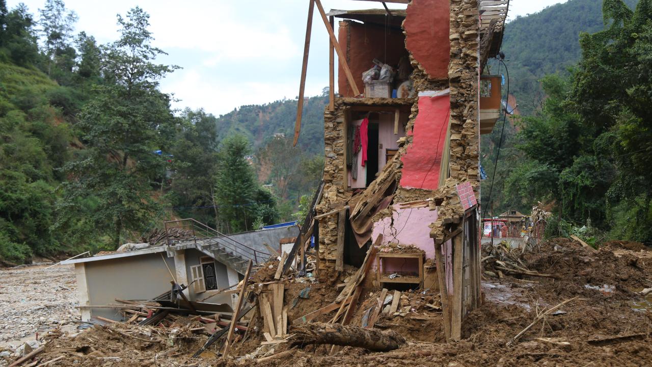 Nepal’de sel ve heyelanlarda ölenlerin sayısı 241’e yükseldi 2 Nepal’de sel ve heyelanlarda ölenlerin sayısı 241’e yükseldi