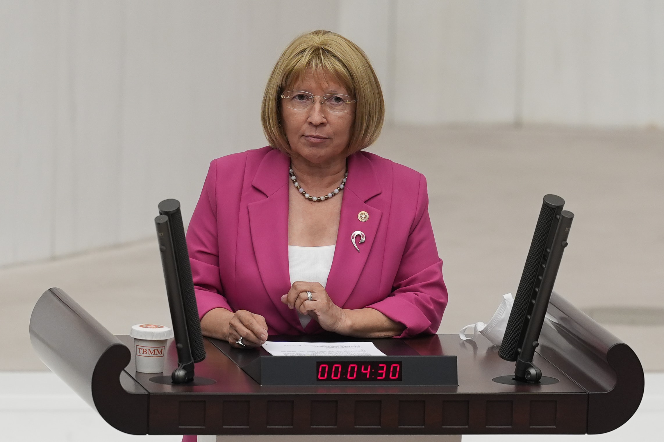 CHP’li Yontar’dan farkındalık eylemi: Peruğunu çıkarıp meme kanseri olduğunu duyurdu 2 CHP’li Yontar’dan farkındalık eylemi: Peruğunu çıkarıp meme kanseri olduğunu duyurdu