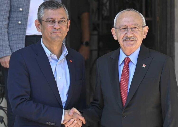 Özgür Özel'den Kılıçdaroğlu'na 'ayağa kalkma' yanıtı: Bir cümle inciticiydi 1 Özgür Özel’den Kılıçdaroğlu’na ‘ayağa kalkma’ yanıtı: Bir cümle inciticiydi