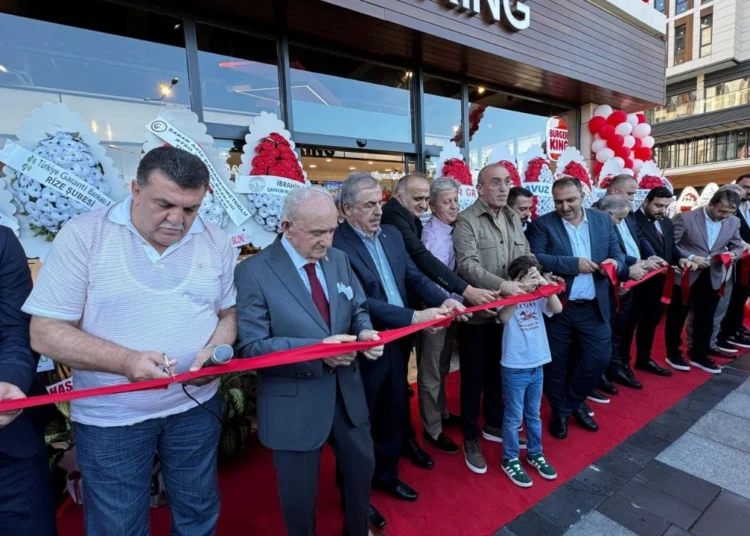 Burger King açılışına katılan AK Partili başkan: “Sadece kurdele kestim, yemek yemedim!” 1 Rize’de Burger King açılışına AK Parti’den destek, protestocuya dayak