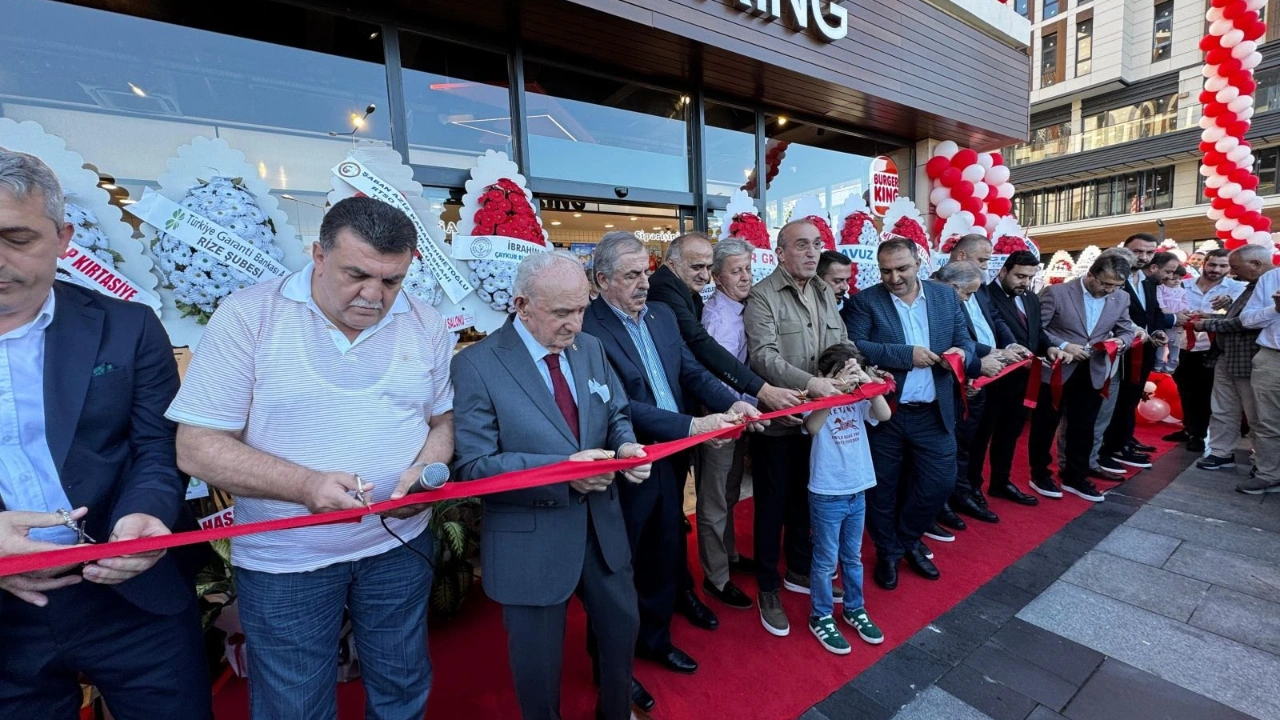 Rize’de Burger King açılışına AK Parti'den destek, protestocuya dayak