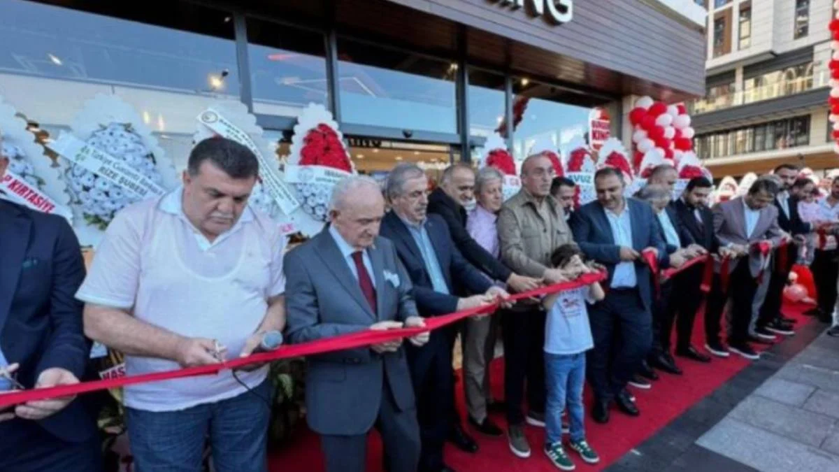 AK Parti Rize İl Başkanı’ndan Burger King açılışına katılan başkanlara destek