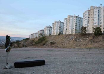 Boş arazinin ortasına tabut ve çelenk bıraktılar