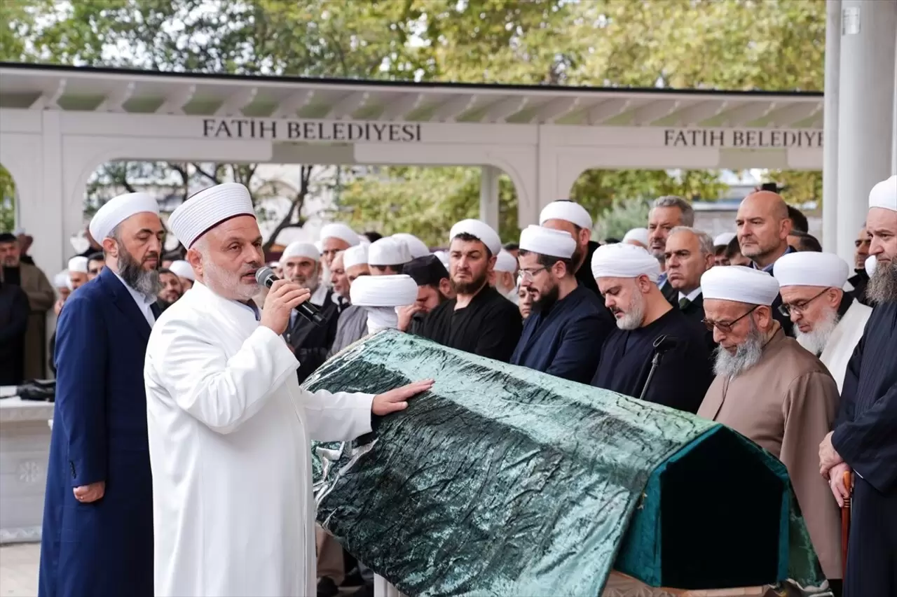 Mahmut Efendi’nin oğlu, Fatih Camii’nden son yolculuğuna uğurlandı 2 Mahmut Efendi’nin oğlu, Fatih Camii’nden son yolculuğuna uğurlandı