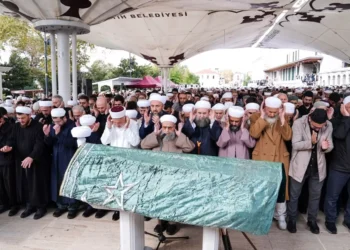 Mahmut Efendi’nin oğlu, Fatih Camii’nden son yolculuğuna uğurlandı 7 Mahmut Efendi’nin oğlu, Fatih Camii’nden son yolculuğuna uğurlandı