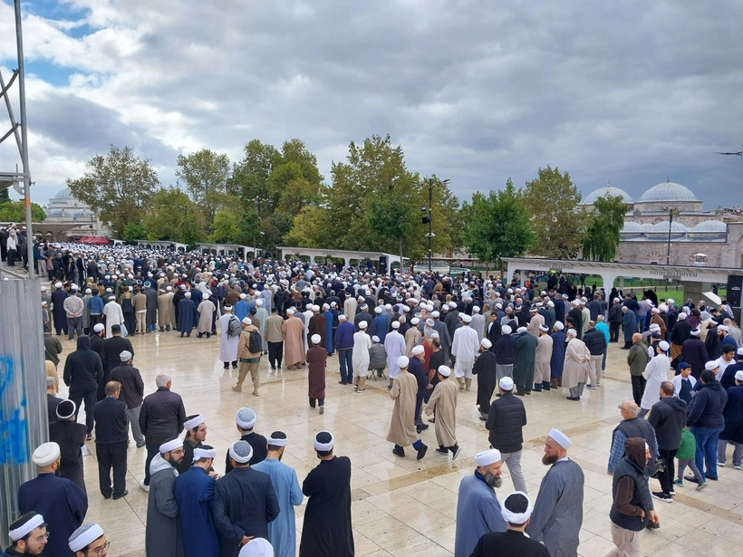Mahmut Efendi’nin oğlu, Fatih Camii’nden son yolculuğuna uğurlandı 5 Mahmut Efendi’nin oğlu, Fatih Camii’nden son yolculuğuna uğurlandı