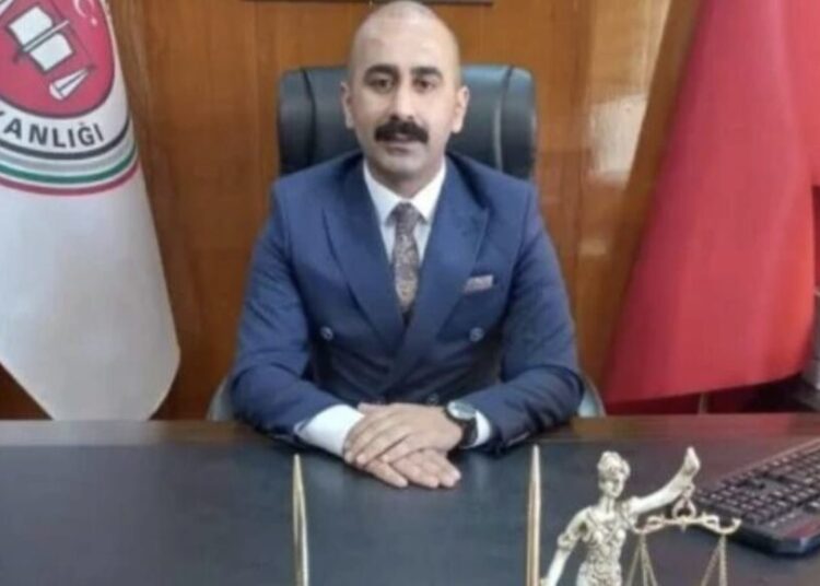 Sevgilisinin eski sevgililerini gözaltına aldıran başsavcıya soruşturma 1 Sevgilisinin eski sevgililerini gözaltına aldıran başsavcıya soruşturma