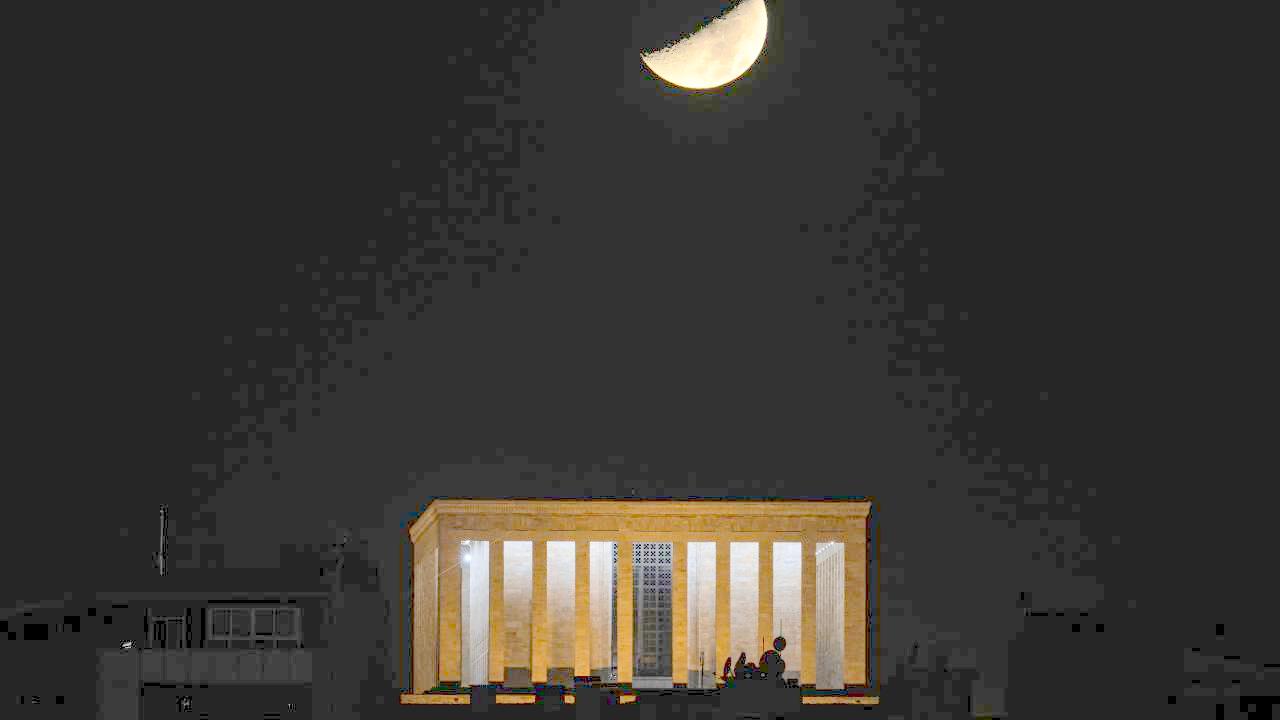 Anıtkabir ve yarım ayın çarpıcı görüntüsü