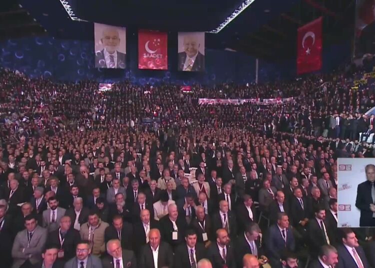Saadet Partisi Kongresinde "Katil İsrail, iş birlikçi AKP" sloganları atıldı, AKP'liler salondan ayrıldı 1 Saadet Partisi Kongresinde “Katil İsrail, iş birlikçi AKP” sloganları atıldı, AKP’liler salondan ayrıldı