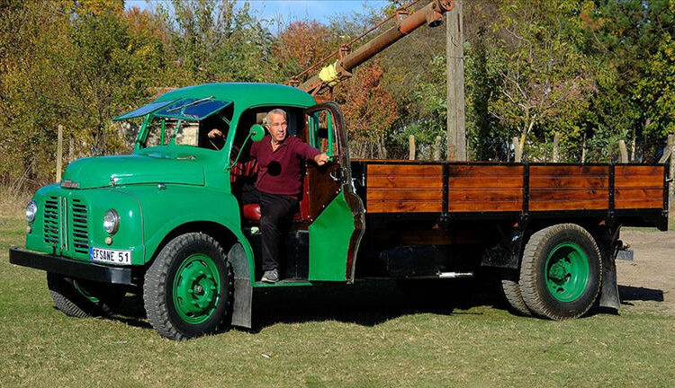 Babasından kalan 1951 model kamyonu gözü gibi koruyor