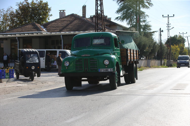 Babasından kalan 1951 model kamyonu gözü gibi koruyor