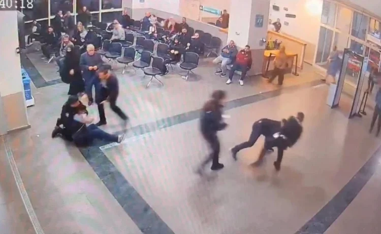 İstanbul'da 17 yaşındaki kız çocuğu ile otele girerken yakalandı: Akrabalarını çağırıp polise saldırdı 1 İstanbul’da 17 yaşındaki kız çocuğu ile otele girerken yakalandı: Akrabalarını çağırıp polise saldırdı