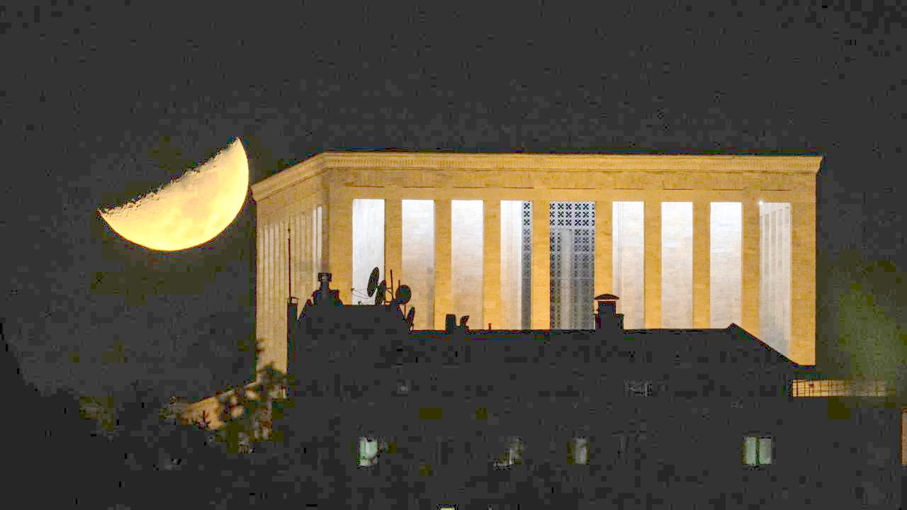 Anıtkabir ve yarım ayın çarpıcı görüntüsü