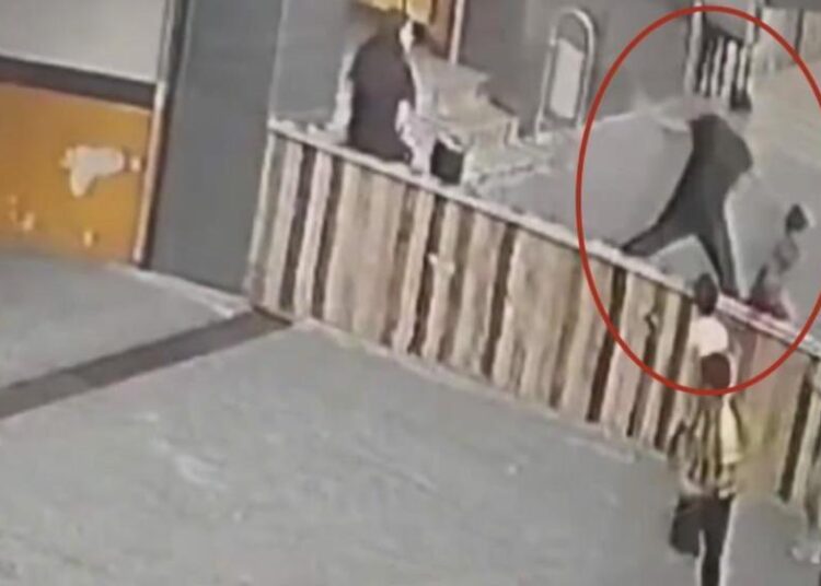 Tuzla'da 7 yaşındaki çocuğu yere fırlatan şüpheli hakkında yeniden tutuklama kararı verildi 1 Tuzla’da 7 yaşındaki çocuğu yere fırlatan şüpheli hakkında yeniden tutuklama kararı verildi