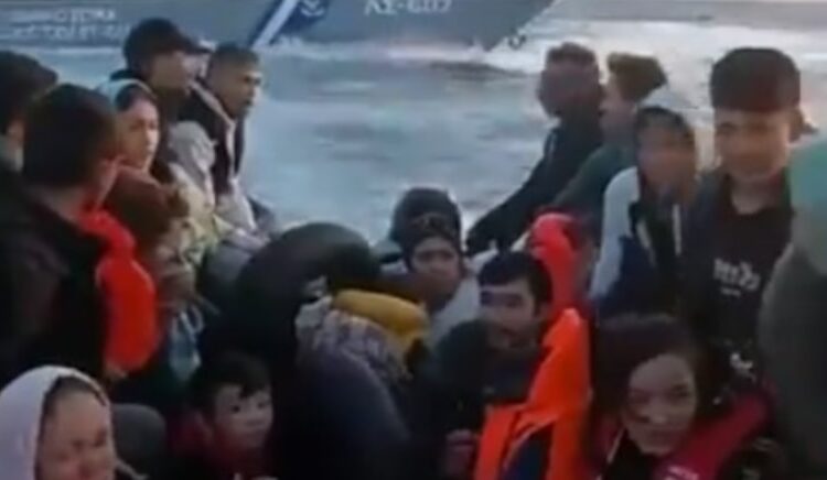 Yunanistan sahil güvenliği Ege Denizi’nde göçmen botunu batırmaya çalıştı