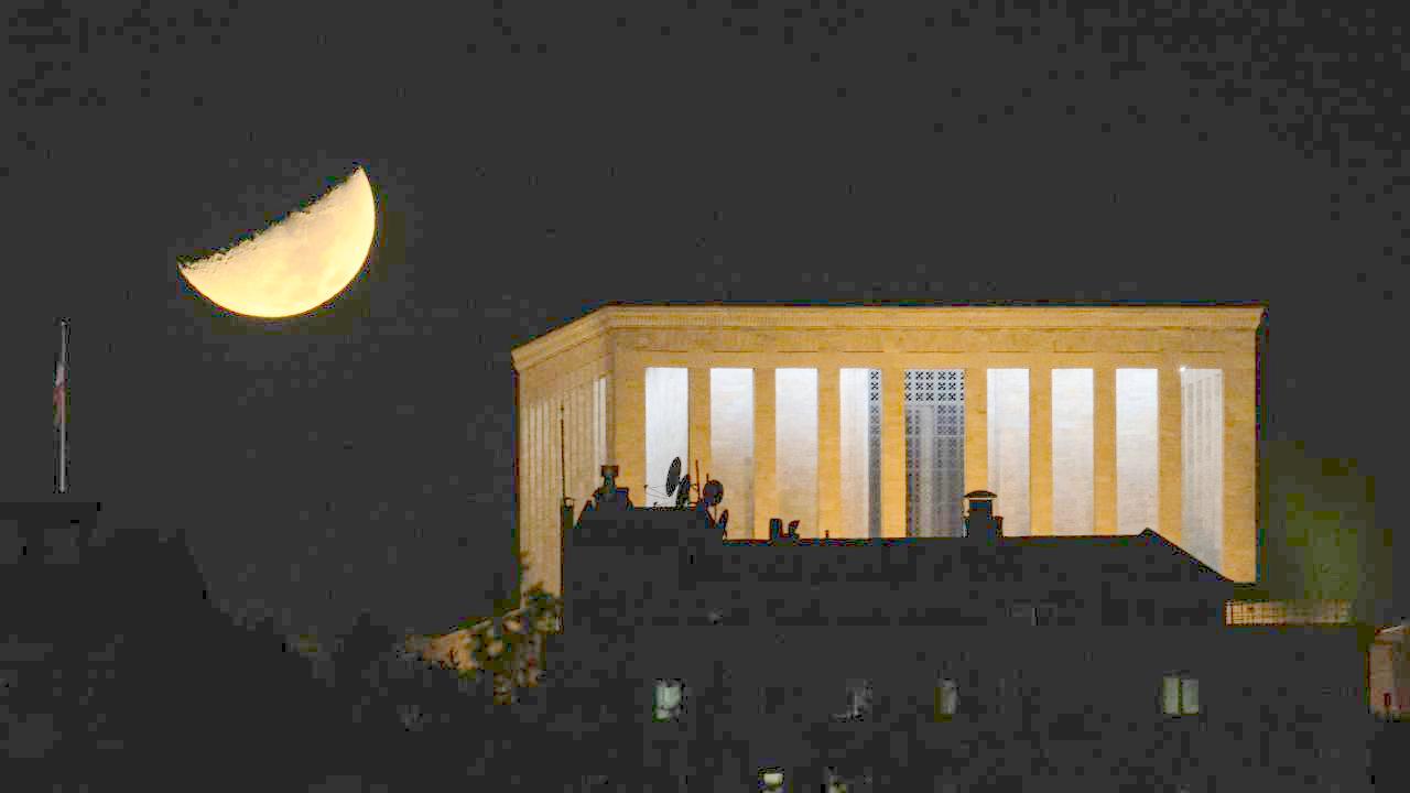 Anıtkabir ve yarım ayın çarpıcı görüntüsü