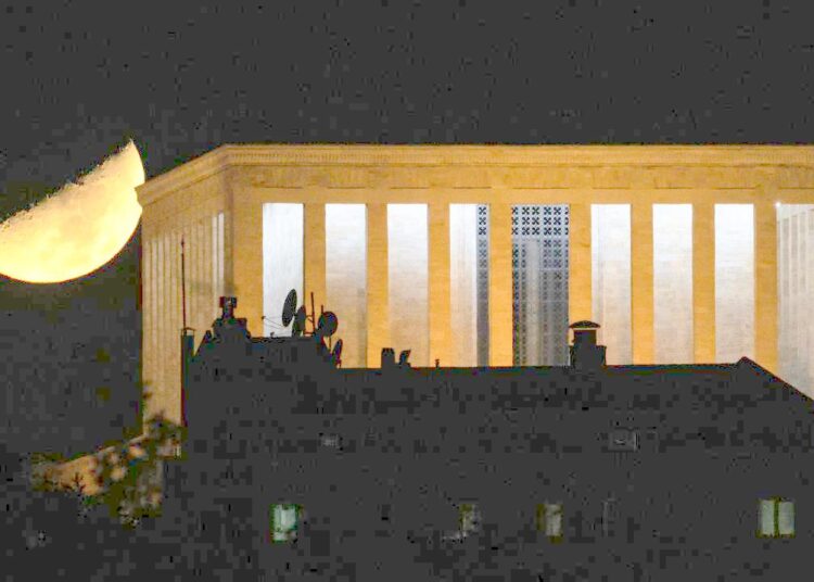 Anıtkabir ve yarım ayın çarpıcı görüntüsü
